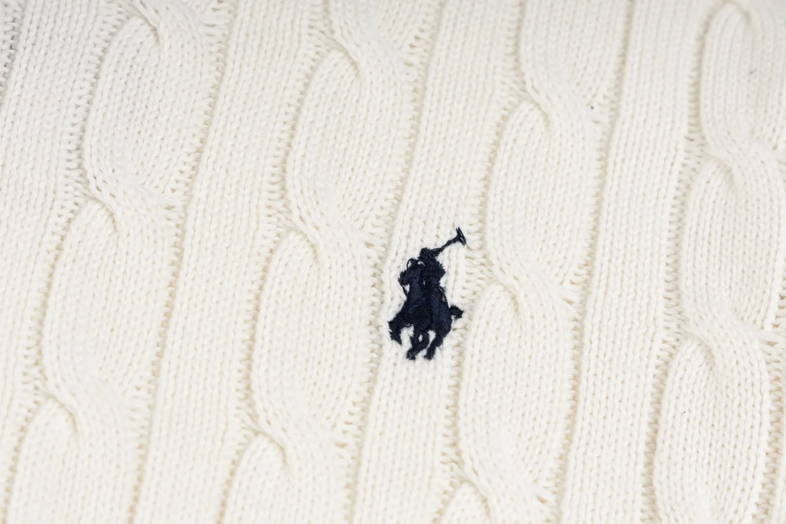 P260 #R98 RALPH LAUREN Ralph Lauren nine-color classic small label embroidery logo full zipper knitted cable cardigan sweater, high-density LOGO embroidery on the chest, original customization of tag accessories. Made of pure cotton yarn, pure cotton is skin-friendly and comfortable, small label war horse embroidered twist zipper cardigan sweater 🐎 high quality, follow the blogger to learn how to wear it! Let’s buy a Ralph Lauren cable sweater. It’s a super hard-to-find series after it became popular. It’s hard to find one on the official website. It’s simple and practical to wear, with a lazy and loose feel. The thickened fabric has more texture, feels soft and delicate, and has a loose fit. Whether worn alone or layered, you can wear different styles of fashion with just one piece!   Size：XS S M L
